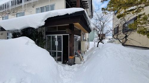昭和の雰囲気が漂う広々とした2階建ての宿